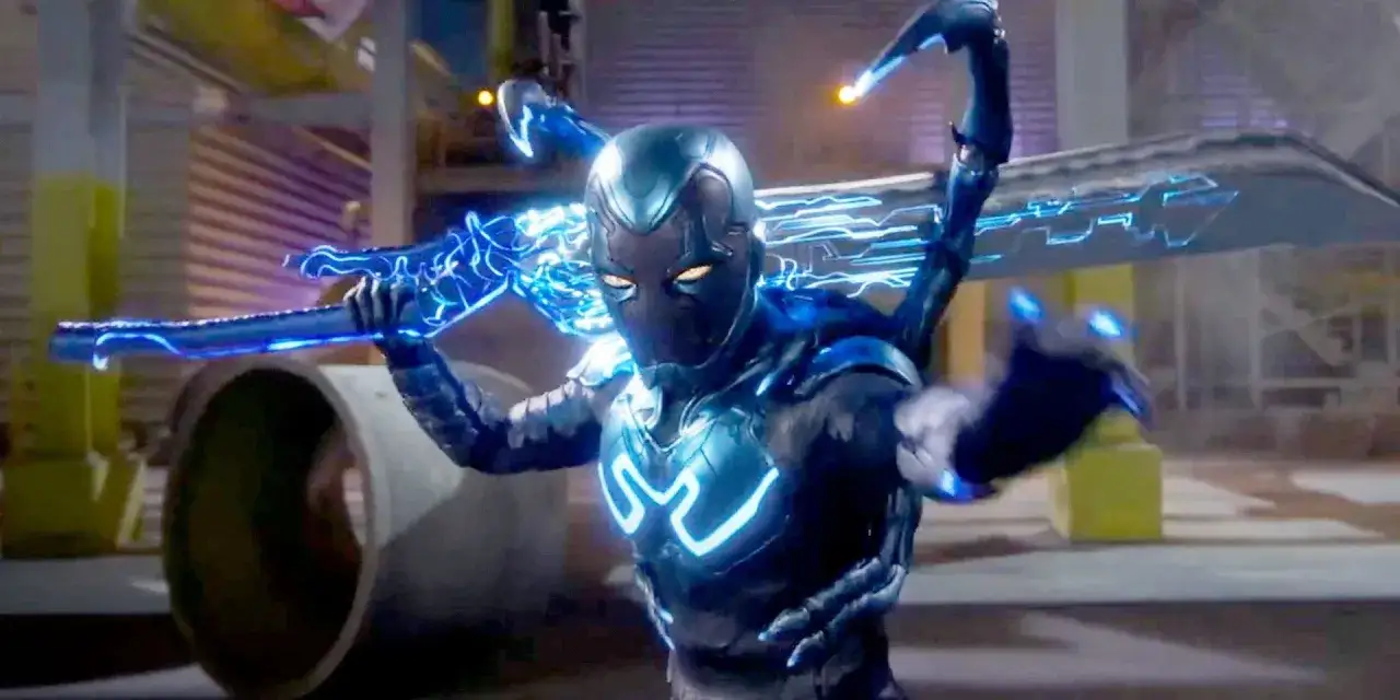 Le héros Blue Beetle, armé d'une épée d'énergie bleue, se prépare au combat. Le scarabée bleu brille sur sa poitrine.