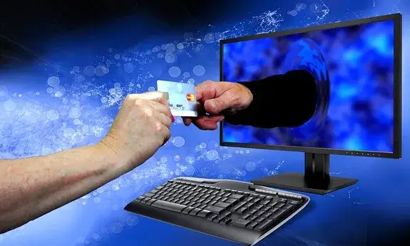 osoba zgłaszająca oszustwo internetowe policja