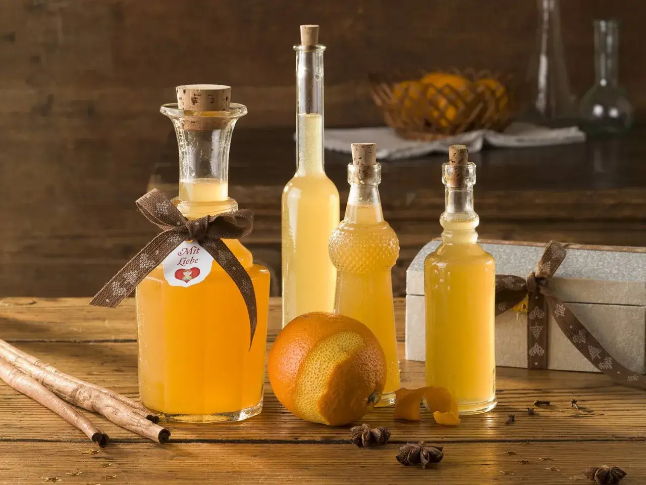 Fruchtig-s&uuml;&szlig;e Lik&ouml;re in Flaschen, perfekt zum schnaps selber machen. Mit Sternanis und Zimtstangen f&uuml;r das gewisse Etwas.