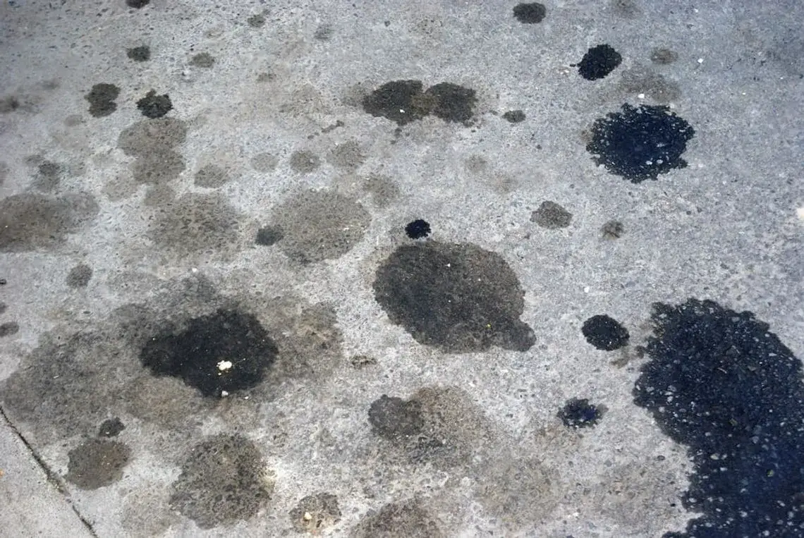 wyciek oleju z silnika plamy parking