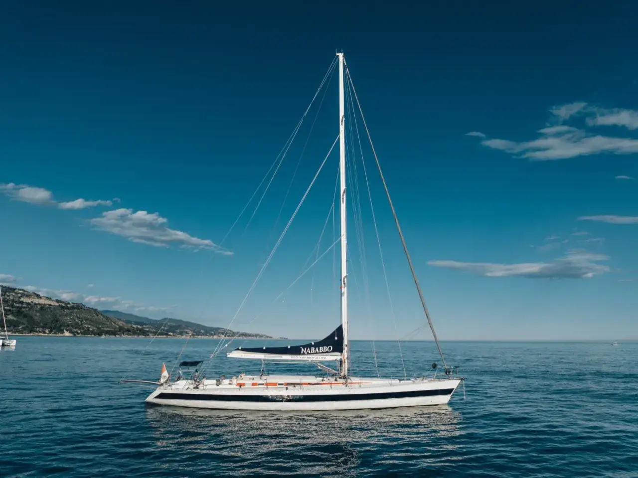 Vela bianca con scritta