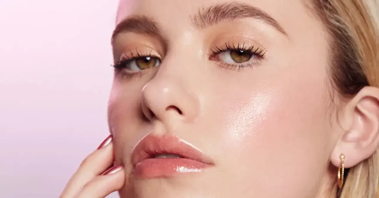 Kobieta z efektem glass skin makijaż