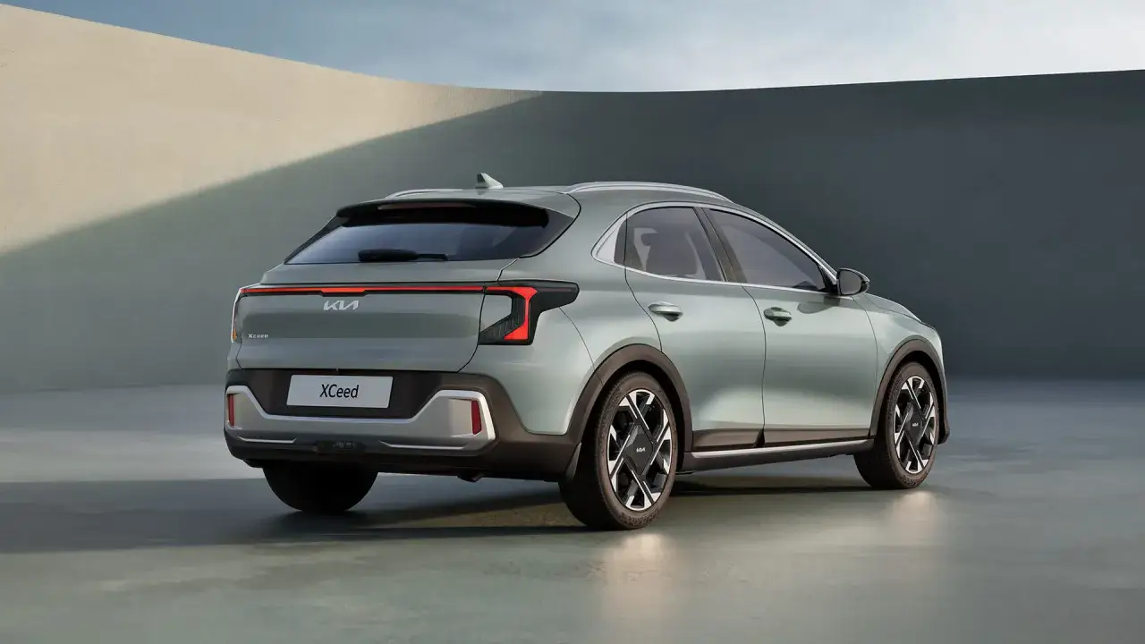 Nowy Kia Xceed w kolorze zielonym, z nowoczesnymi światłami LED. Sprawdź jego atrakcyjną kia xceed cenę!