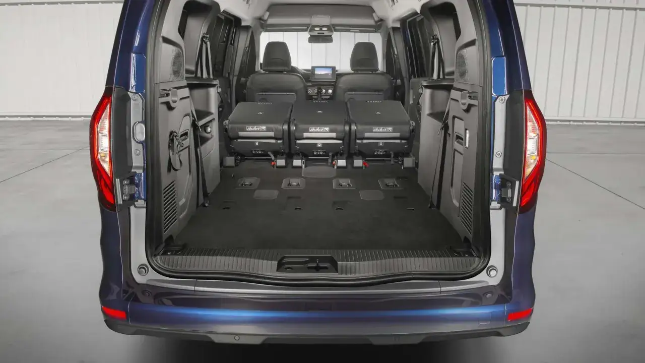 Interno del kangoo 7 posti con sedili posteriori abbattuti, ampio spazio per bagagli o passeggeri.