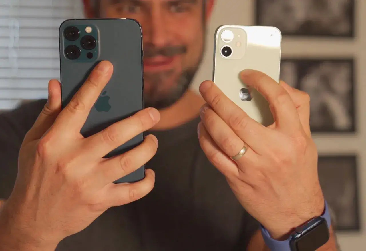 Comparaison de la taille d'un iPhone 12 Pro et d'un iPhone 12 mini, montrant la différence de gabarit.