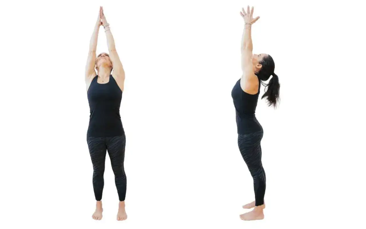 Donna in posizione Urdhva Hastasana, con le braccia sollevate e unite sopra la testa, in un gesto di apertura e allungamento.