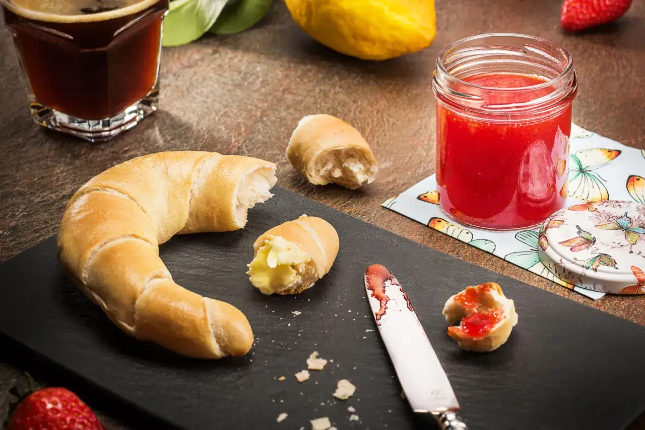 Fr&uuml;hst&uuml;ck mit frischen Croissants, Kaffee und hausgemachter erdbeermarmelade mit pfiff. Ein Genuss f&uuml;r jeden Morgen!