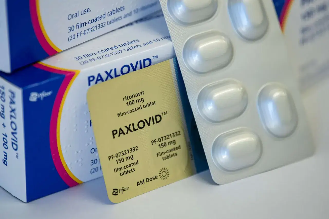 Pudełko i blistry leku Paxlovid, który jest lekiem na covid.