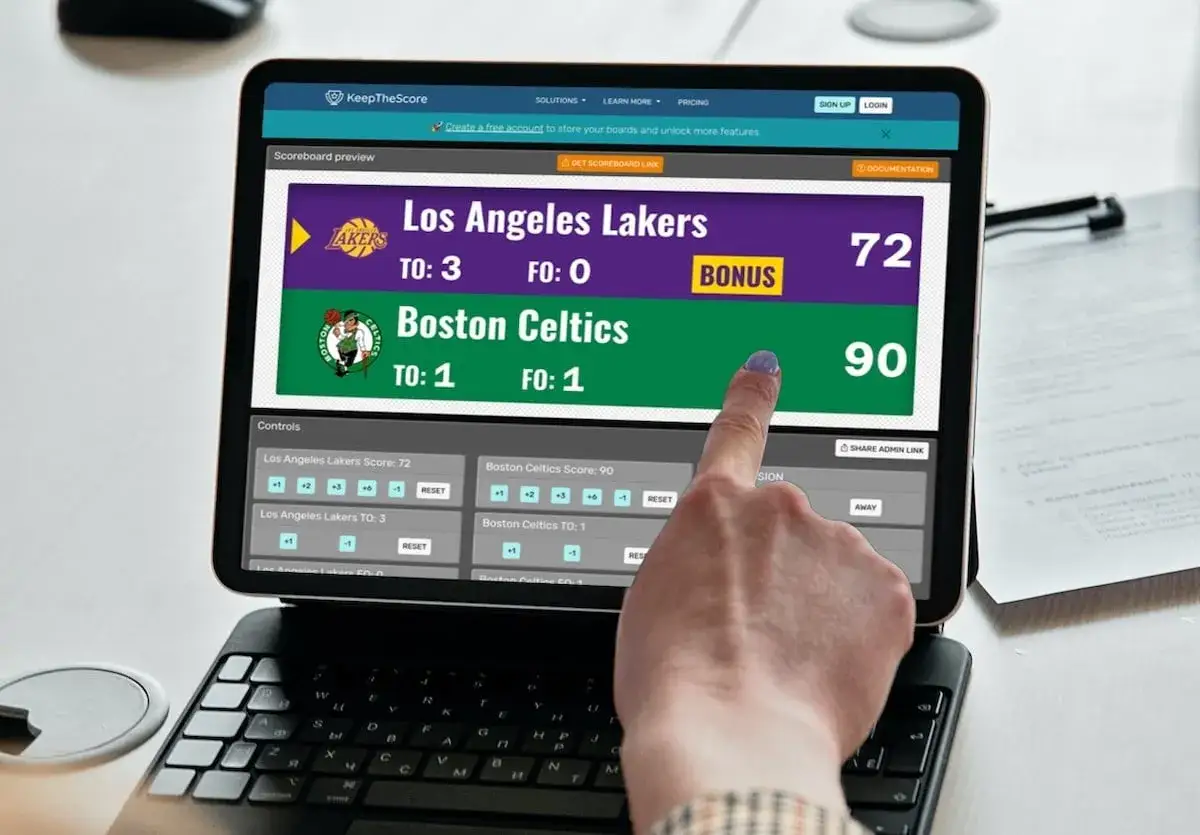 Un dito tocca uno schermo che mostra un segnapunti online gratis per una partita di basket tra Lakers e Celtics.