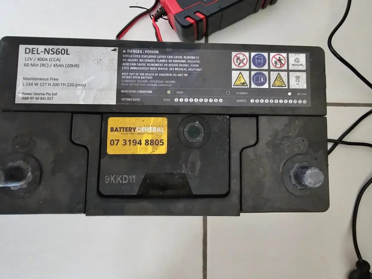 Ett bilbatteri med varningstext om att ett kokande batteri är farligt. Varning för explosiva gaser och syra.