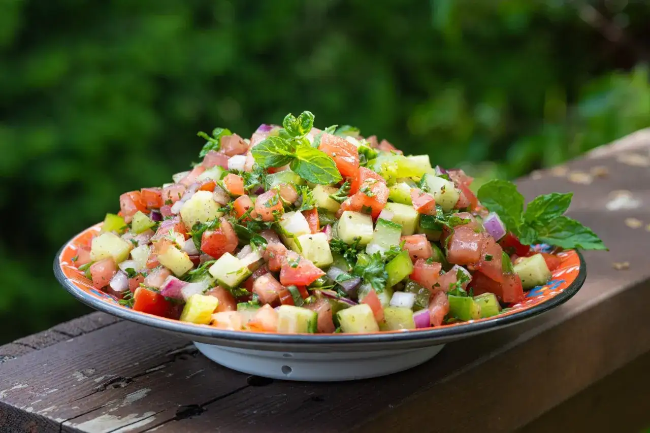 En fräsch coban salata med tomater, gurka, lök och mynta, perfekt för en sommardag.