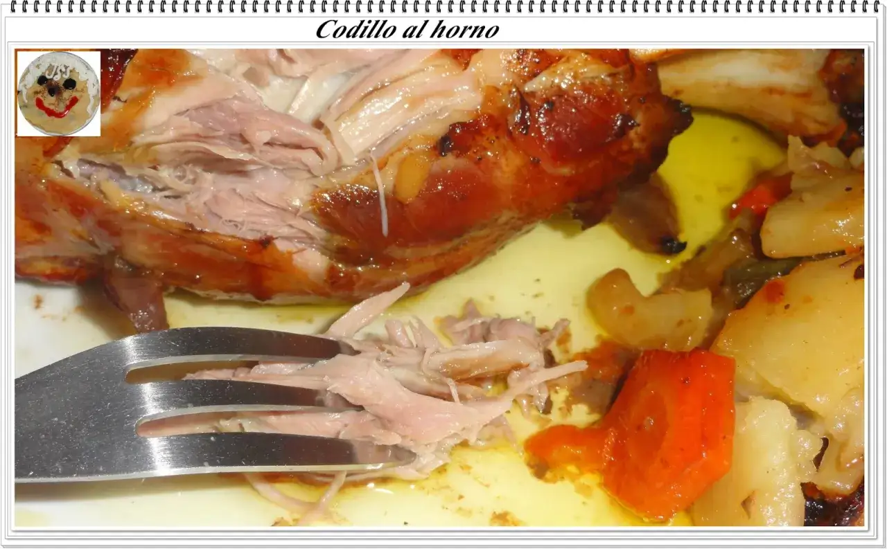 Codillo al horno, jugoso y tierno, listo para disfrutar. Una receta tradicional que conquista paladares.