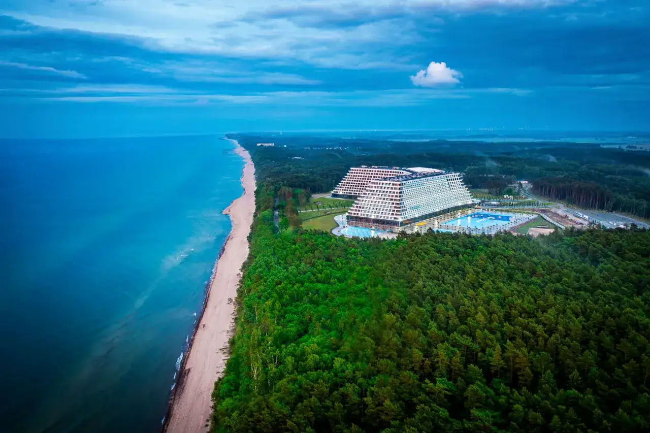Hotel Gołębiewski Pobierowo, nowoczesny obiekt z basenami, otoczony lasem, tuż przy piaszczystej plaży i Morzu Bałtyckim.