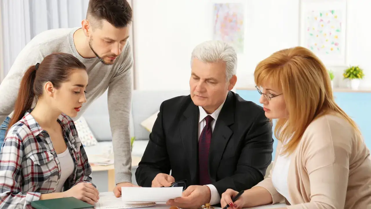 Famiglia discute con avvocato per vendere auto defunto senza successione.