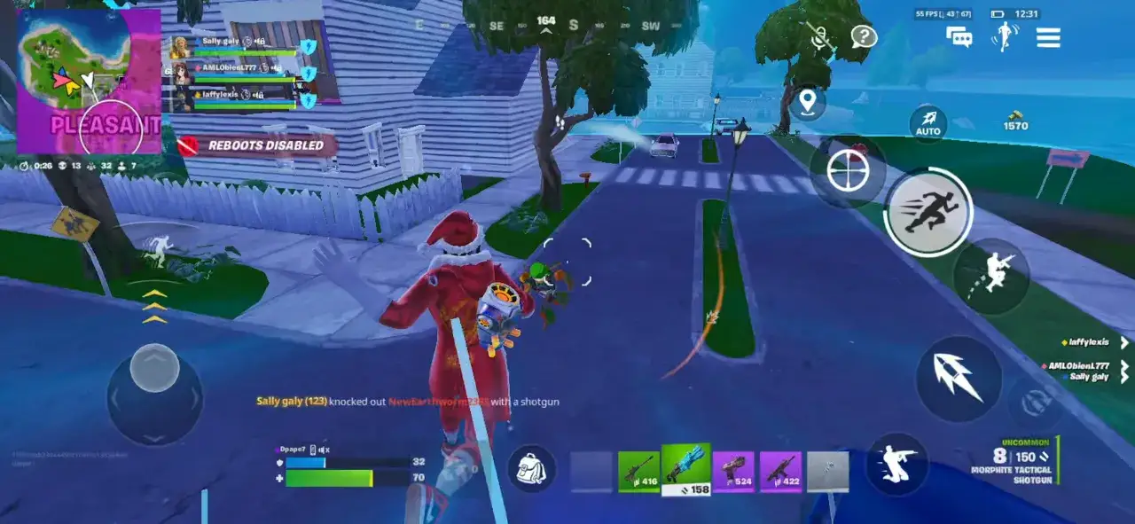 Gracz w stroju Świętego Mikołaja gra w Fortnite na telefonie, biegnąc ulicą w Pleasant Park.