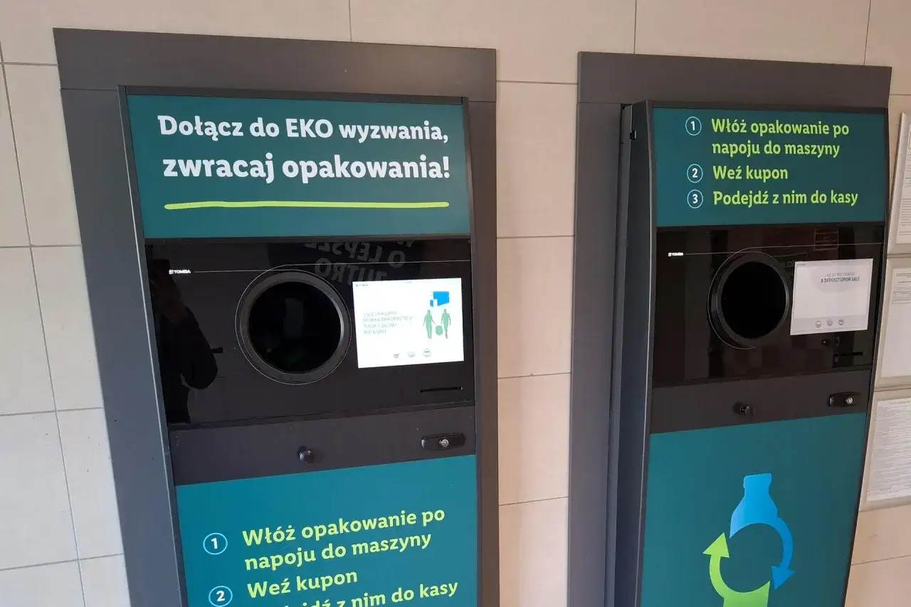 Maszyny do zwrotu opakowań po napojach, które pokazują skutki wprowadzenia nowych przepisów o opakowaniach zwrotnych w handlu.