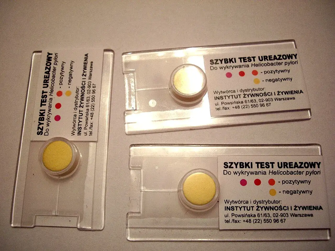Trzy szybkie testy ureazowe do wykrywania Helicobacter pylori. Kolorowe kropki wskazują wynik: czerwony - pozytywny, żółty - negatywny.