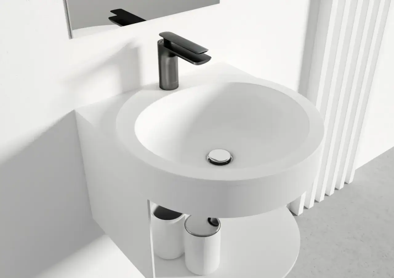 Nowoczesna, biała umywalka do wc mała z czarną baterią. Idealna do małych łazienek, dodaje elegancji.