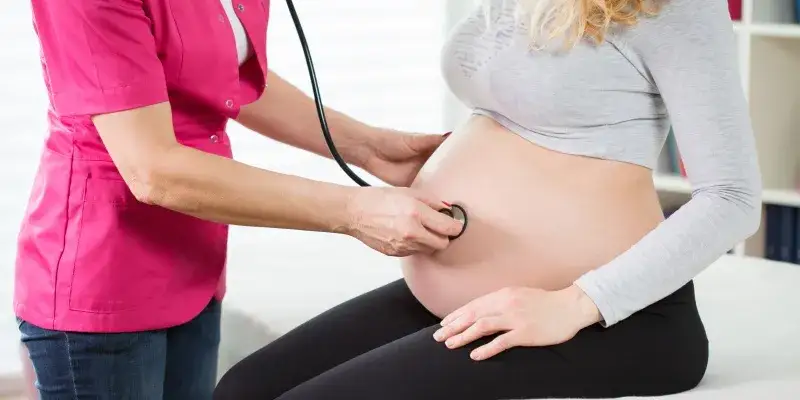 Kobieta w ciąży robiąca notatki przed wizytą u lekarza