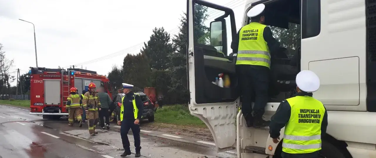 Inspekcja Transportu Drogowego prowadzi kontrolę po wypadku. Strażacy i policjant zabezpieczają teren.