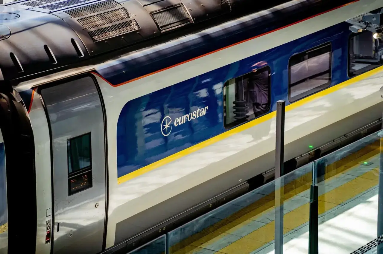 Eurostar-Zug am Bahnsteig, bereit für eine Reise um die Welt.