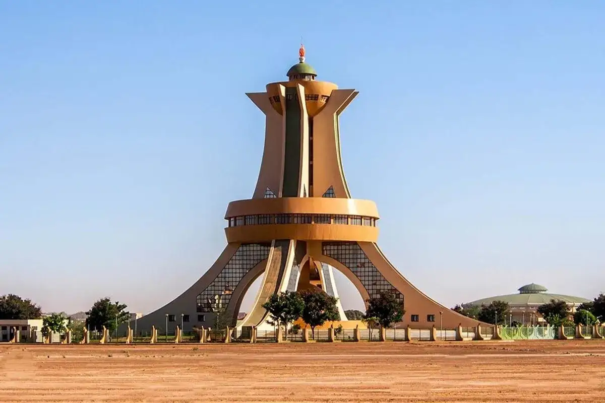 Pomnik Narodowy w Wagadugu, stolicy Burkina Faso, wznosi się dumnie na tle błękitnego nieba.