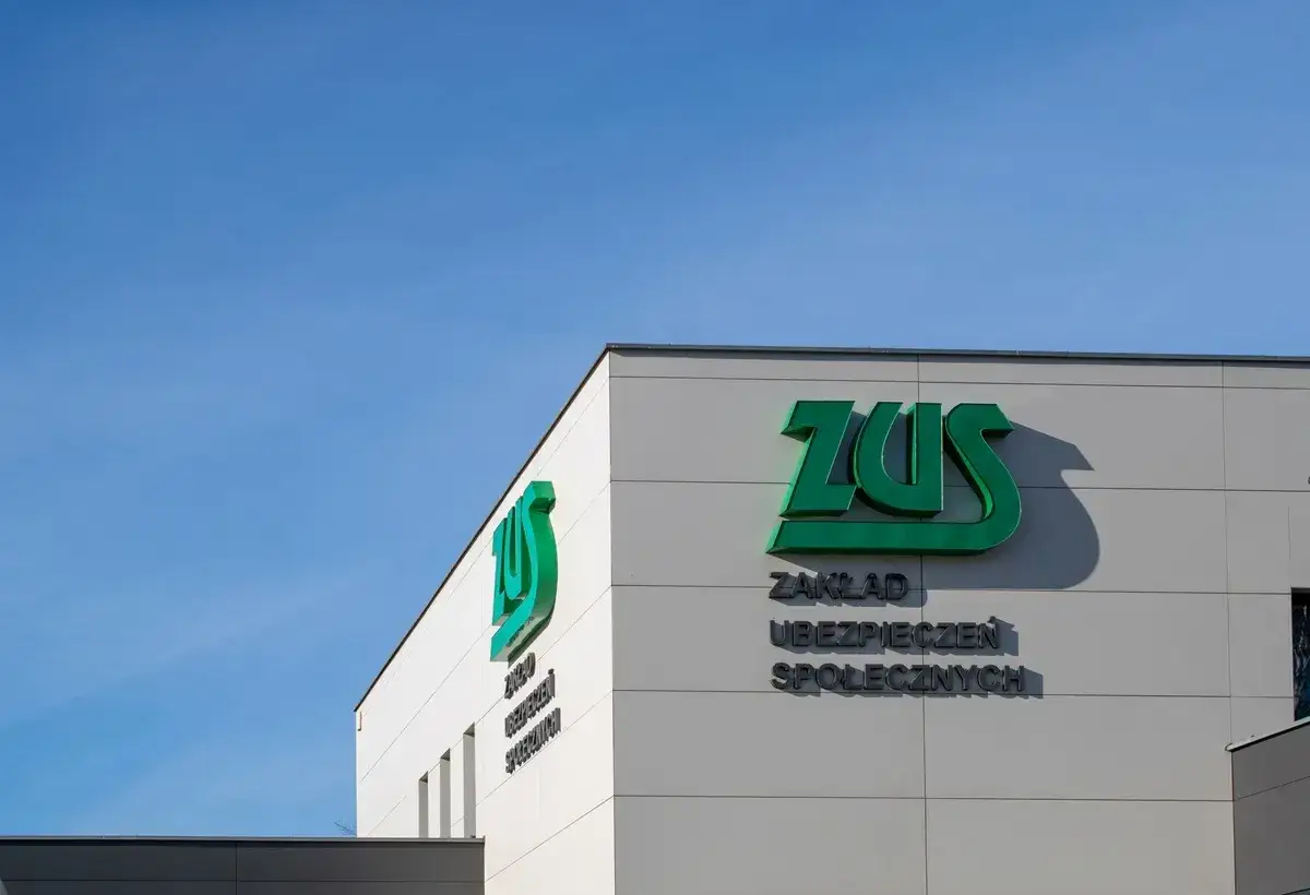 Budynek ZUS z zielonym logo. Tu można złożyć wniosek o zus renta rodzinna po mężu.