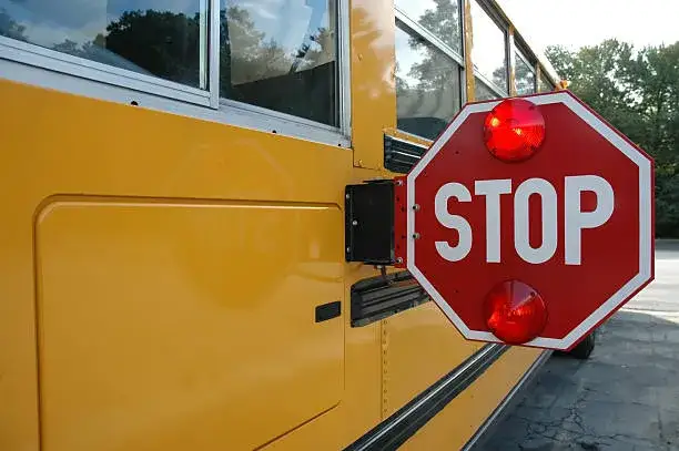 znak stop autobus szkolny
