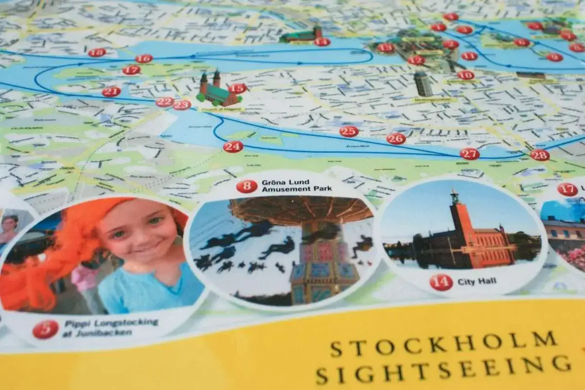 Stockholm sightseeing map med sevärdheter som Junibacken, Gröna Lund och Stadshuset. Perfekt för din Stockholm museum pass-resa!