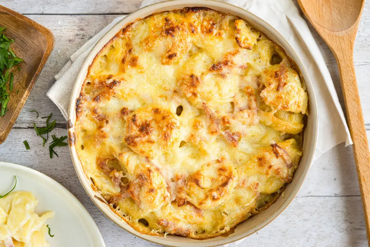 Goldbrauner Tortellini-Auflauf mit geschmolzenem Käse in einer Auflaufform, bereit zum Servieren.