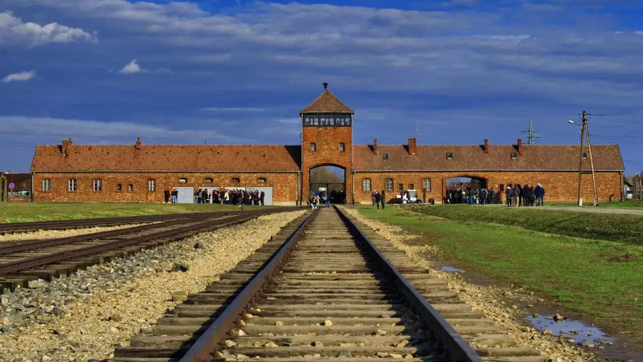 Brama obozowa Auschwitz, tory kolejowe prowadzące do niej. Informacje o auschwitz bilety cennik dla zwiedzających.