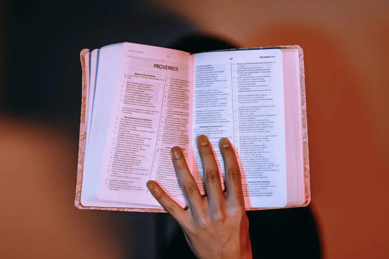 Osoba szuka odpowiedzi na objawy kryzysu wiary u dorosłych w Biblii. Szukaj wsparcia w Słowie Bożym.