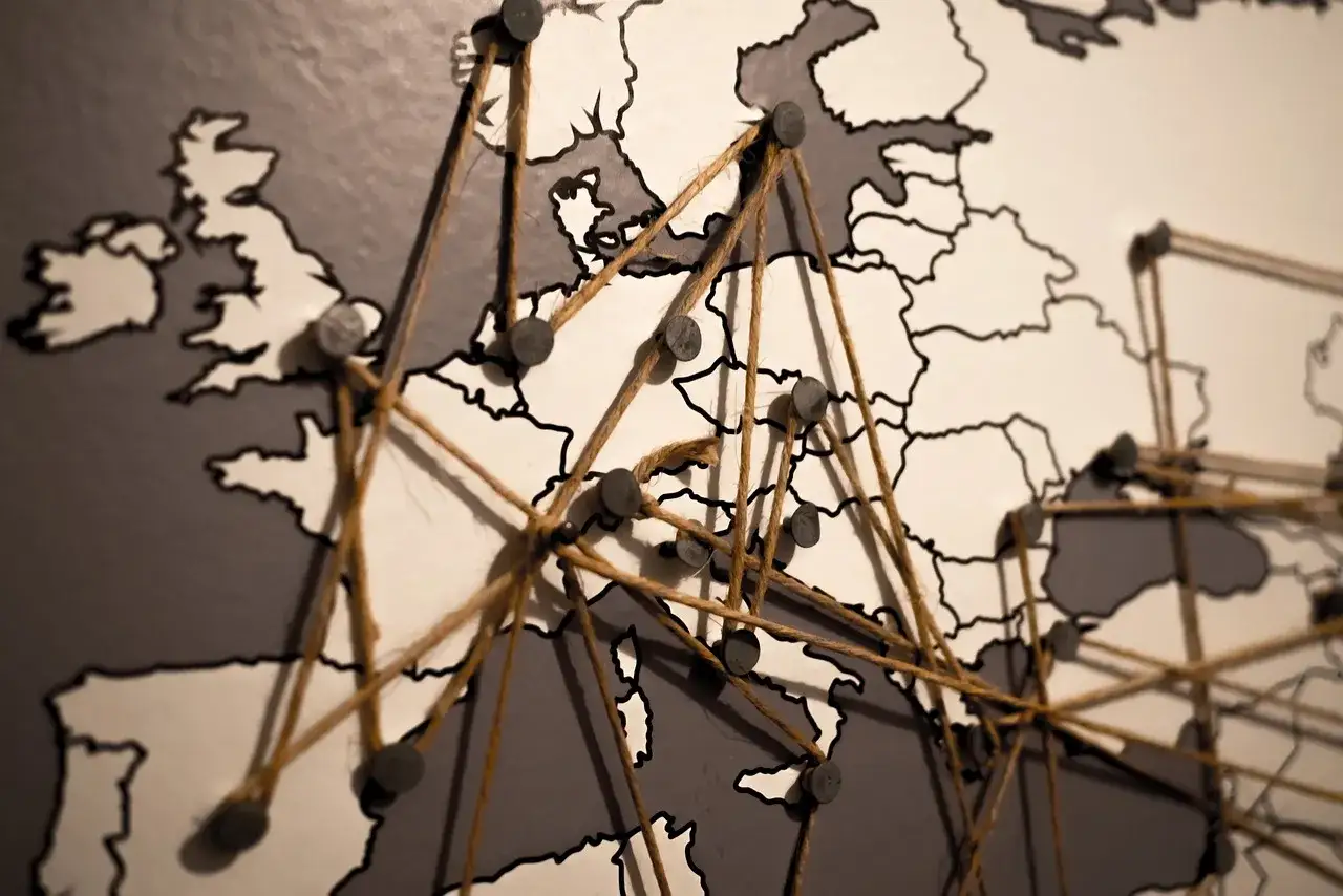 Mapa Europy z zaznaczonymi połączeniami, jakby to był europejski tytuł egzekucyjny.