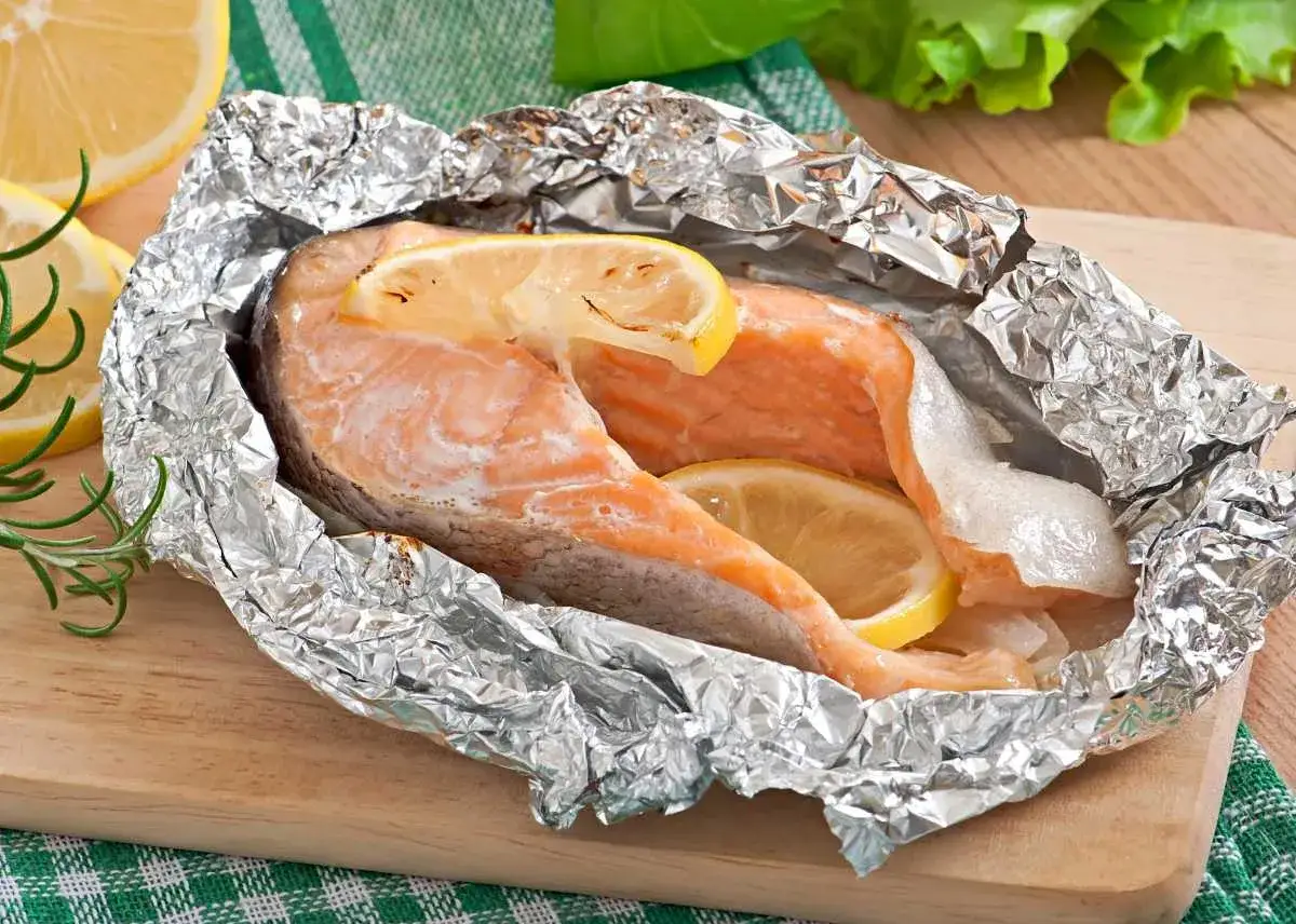 Salmón jugoso cocinado en papel de aluminio con rodajas de limón. Una de las recetas de salmón más sencillas y deliciosas.