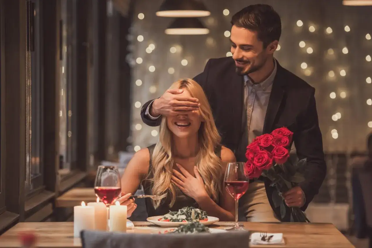para na romantycznej kolacji w restauracji kobieta w eleganckiej stylizacji