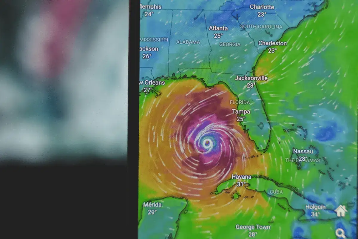 Carte météo marine montrant un ouragan au-dessus du golfe du Mexique. Une application météo marine gratuite pour suivre les tempêtes.