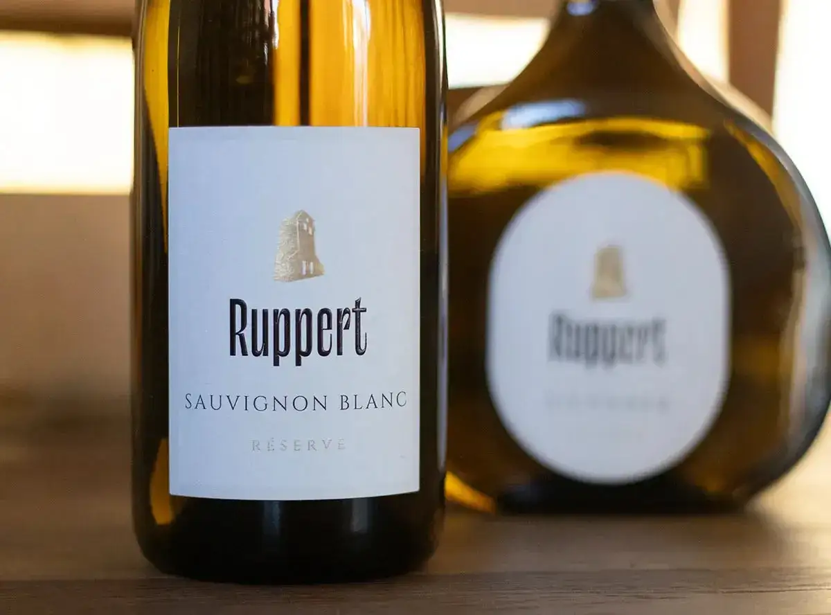 Zwei Flaschen Ruppert Sauvignon Blanc R&eacute;serve stehen nebeneinander.