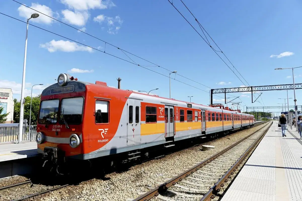 Czerwono-szary pociąg Polregio stoi na stacji. To jest co to pr pociag, gotowy do podróży.