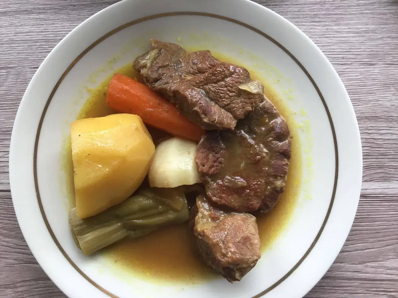 Un plat r&eacute;confortant de pot-au-feu avec du b&oelig;uf tendre, des carottes, des pommes de terre et des poireaux, baignant dans un bouillon savoureux. Un d&eacute;lice &agrave; d&eacute;guster avec un verre de vin blanc.
