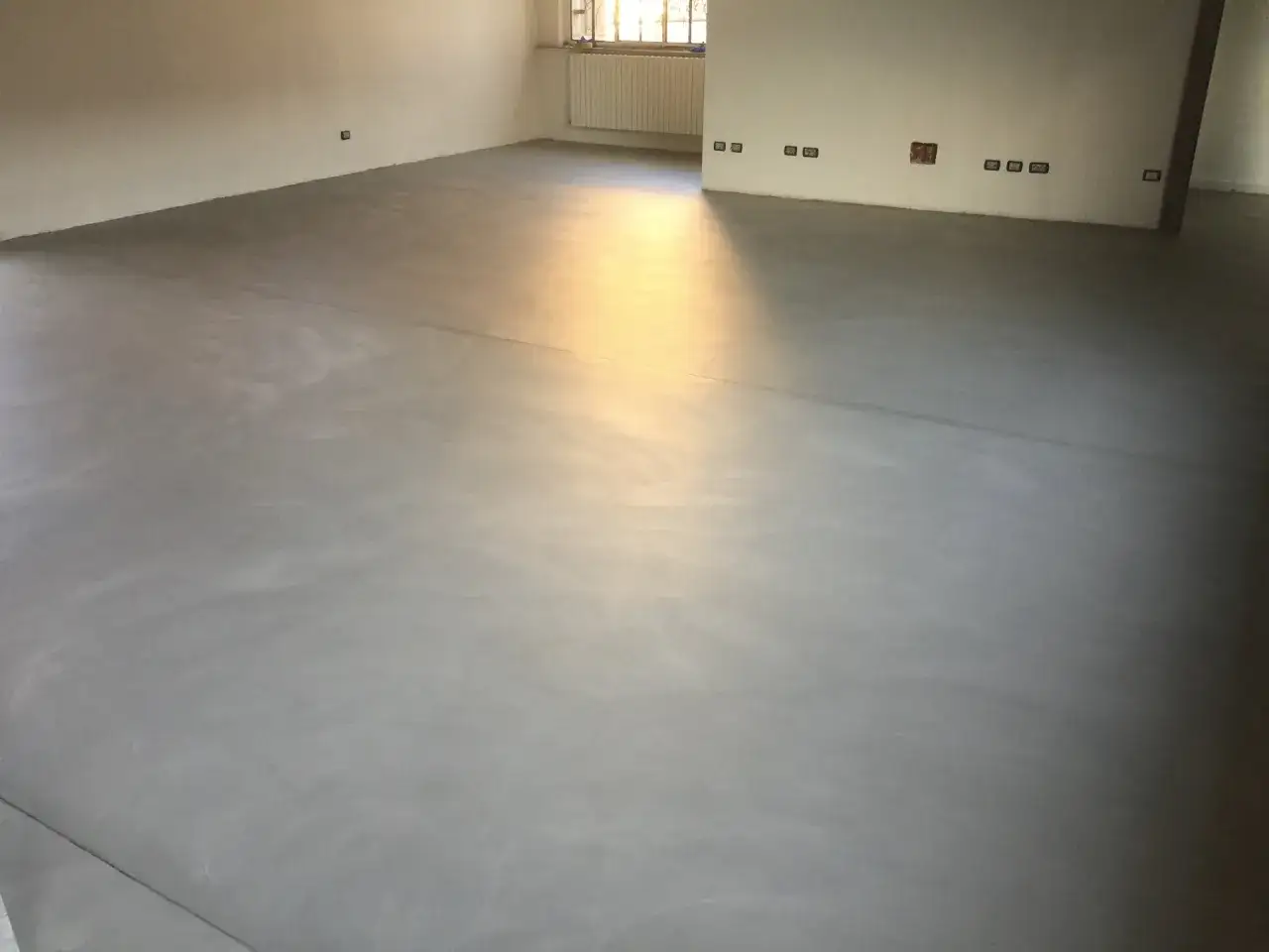 Pavimento in resina, moderno e luminoso. Scopri cos'è la poliresina per pavimenti.