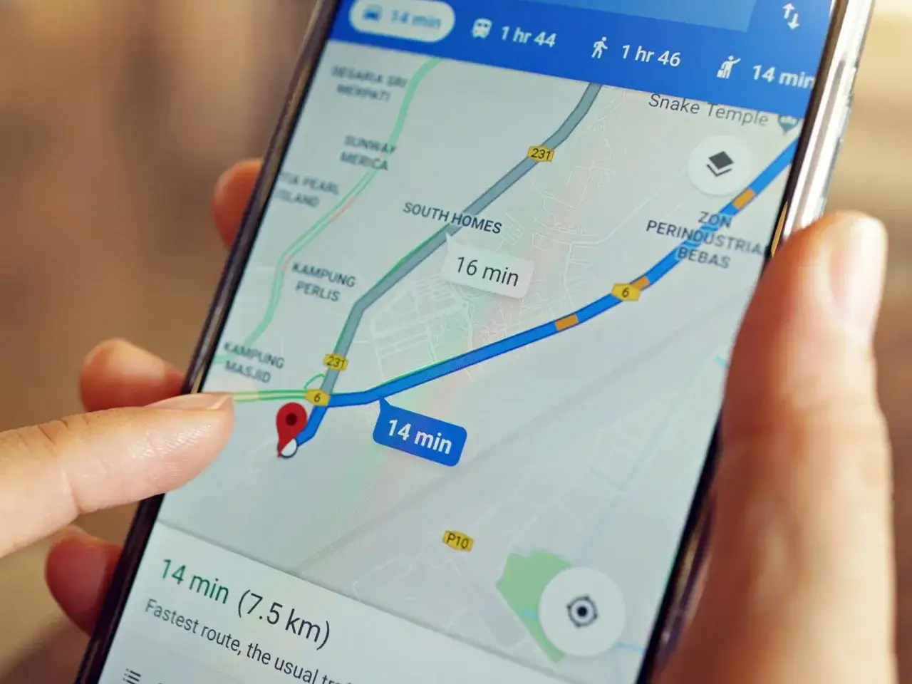 Dłoń trzyma smartfon z mapą nawigacyjną. Czy policja może namierzyć wyłączony telefon? Na ekranie widać trasę z zaznaczonym punktem docelowym.