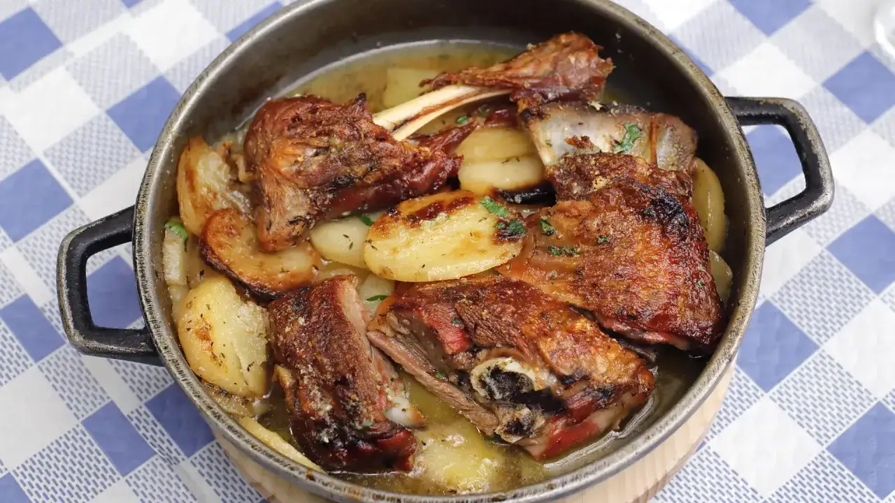 Ternasco asado con patatas en cazuela, ideal para saber donde comer ternasco en Zaragoza.