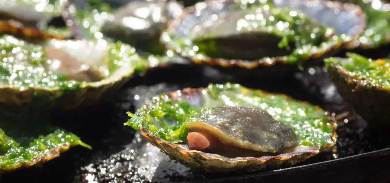 Lapitas a la parrilla con mojo verde, un manjar fresco y vibrante.