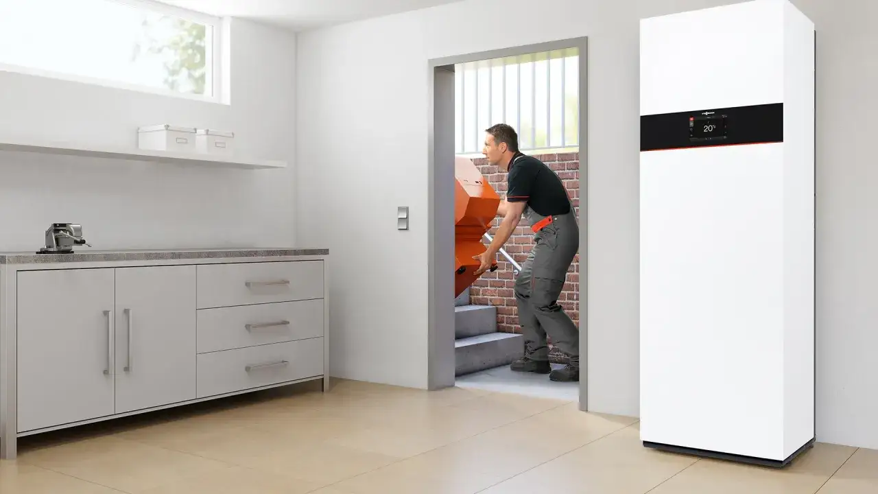 Instalator wnosi nowy piec gazowy 24kW. Idealny do ogrzania domu o powierzchni do 240 m².