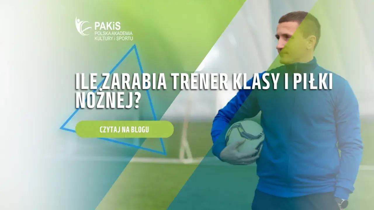 Trener piłki nożnej z piłką w ręku. Dowiedz się, ile zarabia trener grup młodzieżowych.