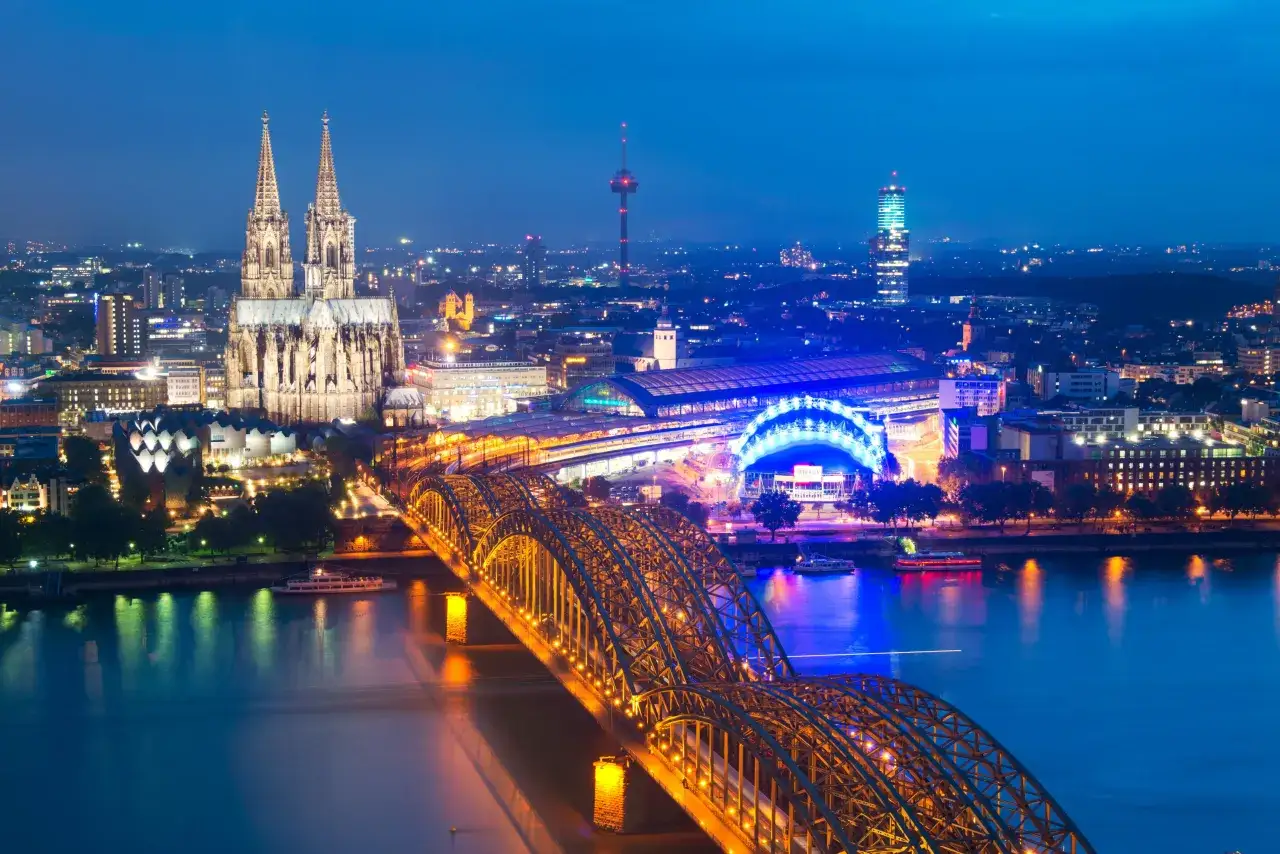 K&ouml;ln bei Nacht: Dom, Hohenzollernbr&uuml;cke und Rhein. Ein perfekter tagesausflug mit der bahn, um diese beleuchtete Stadt zu erleben.