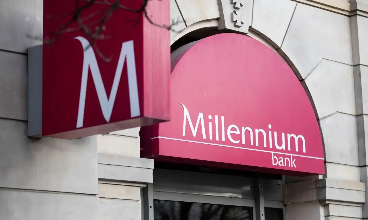 Znak banku Millennium. Chcesz wiedzieć, jak zamknąć debet w Millennium? Odwiedź placówkę.