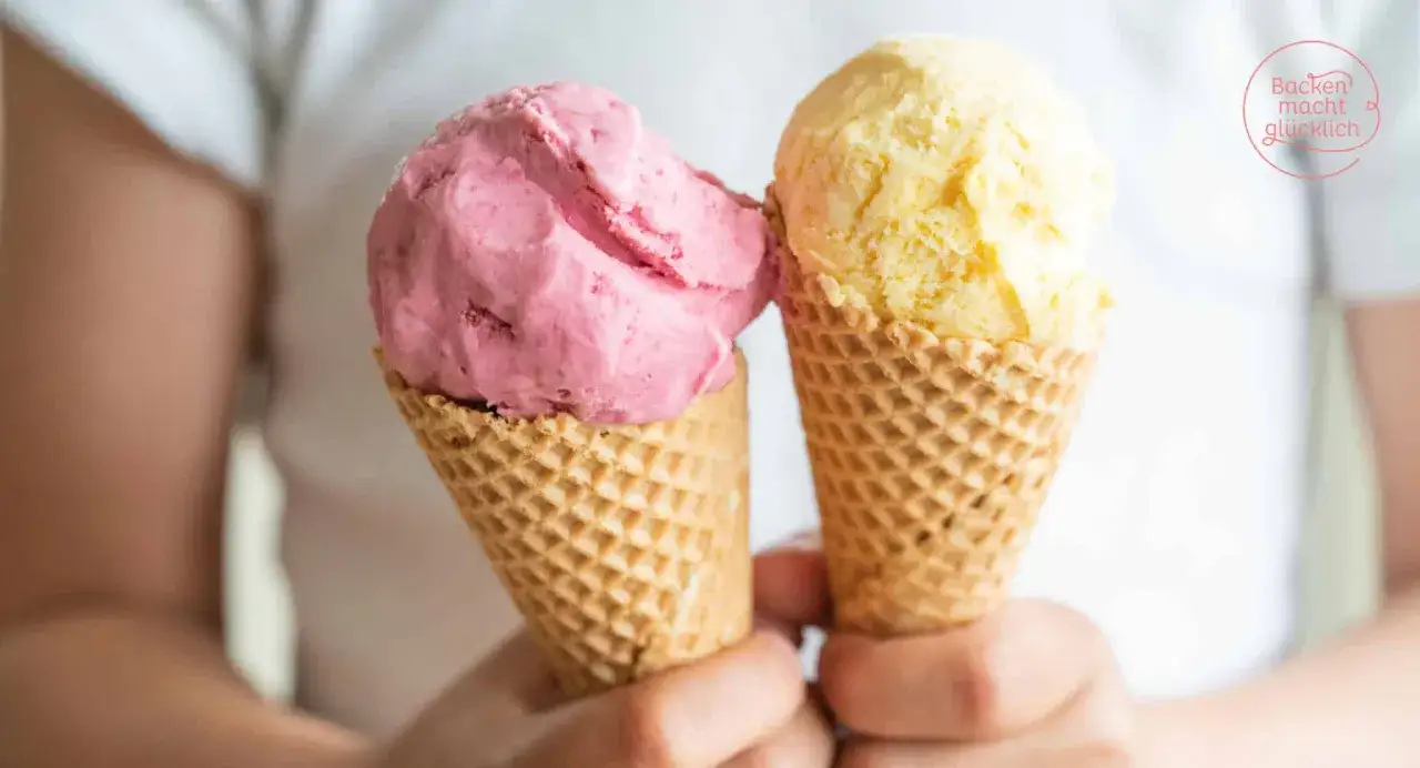 Zwei Eiswaffeln, eine mit rosa und eine mit gelbem Eis, die zeigen, wie einfach es ist, eis selbst machen mit eismaschine.