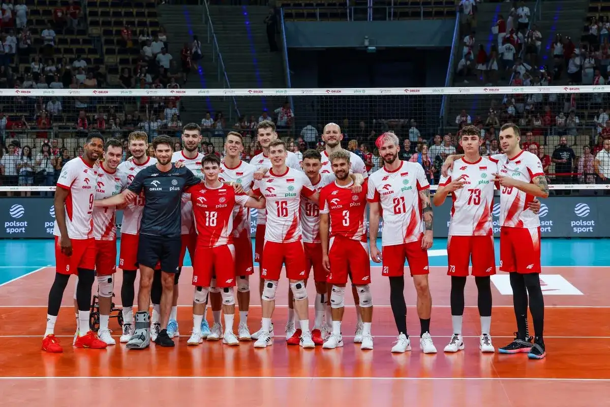 Drużyna siatkarzy, aktualny mistrz świata w siatk&oacute;wce, pozuje do zdjęcia w biało-czerwonych strojach.