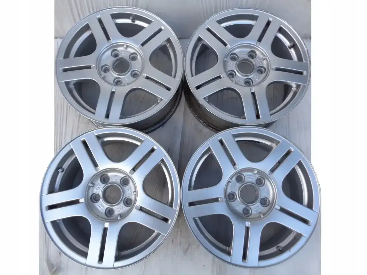 Cztery aluminiowe felgi do Passata B5. Rozstaw śrub 5x112, idealne do tuningu.